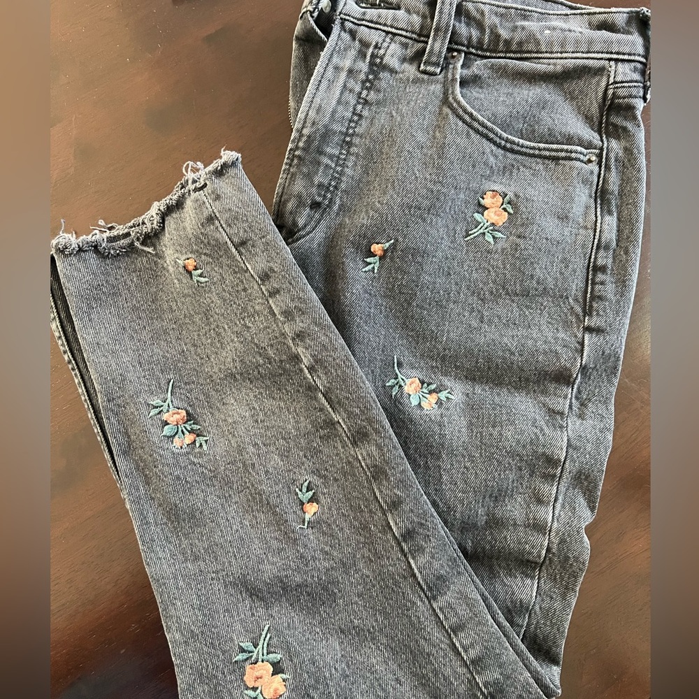 black light wash embroidered jeans size 6 SHORT